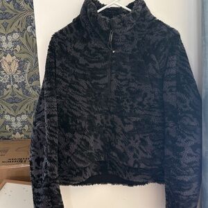 Lululemon half zip thick fleece jacket/top. Black/dark gray pattern. EUC.